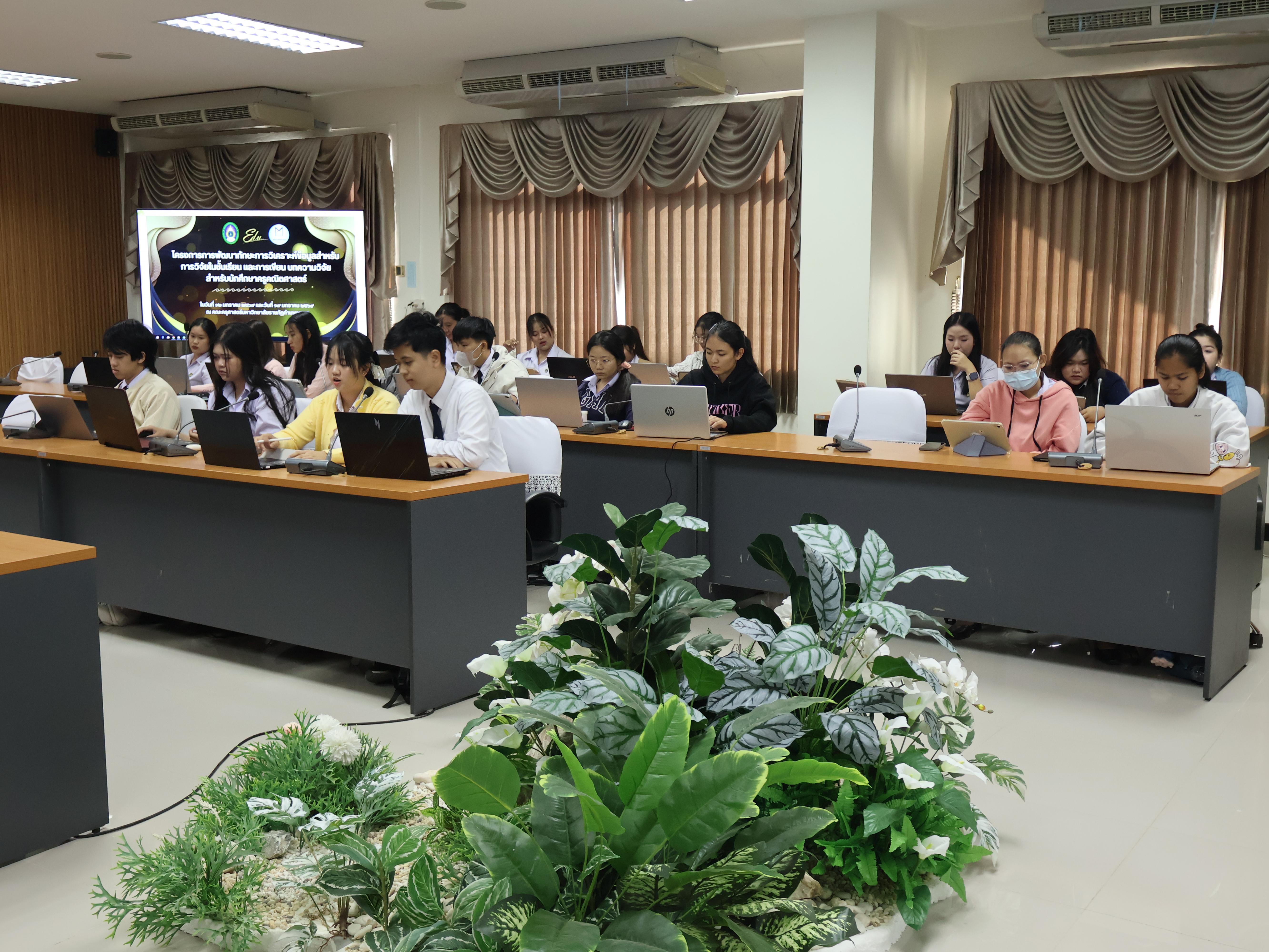 วันที่ 12 มกราคม 2569 และวันที่ 19 มกราคม 2569 โปรแกรมวิชาคณิตศาสตร์ได้เข้าร่วมโครงการ การพัฒนาทักษะการวิเคราะห์ข้อมูลสำหรับการวิจัยในชั้นเรียน และการเขียนบทความวิจัยสำหรับนักศึกษาครูคณิตศาสตร์ โดยมี รศ.ดร. ยุภาดี ปณะราช เป็นวิทยากรบรรยายในรูปแบบออนไลน์